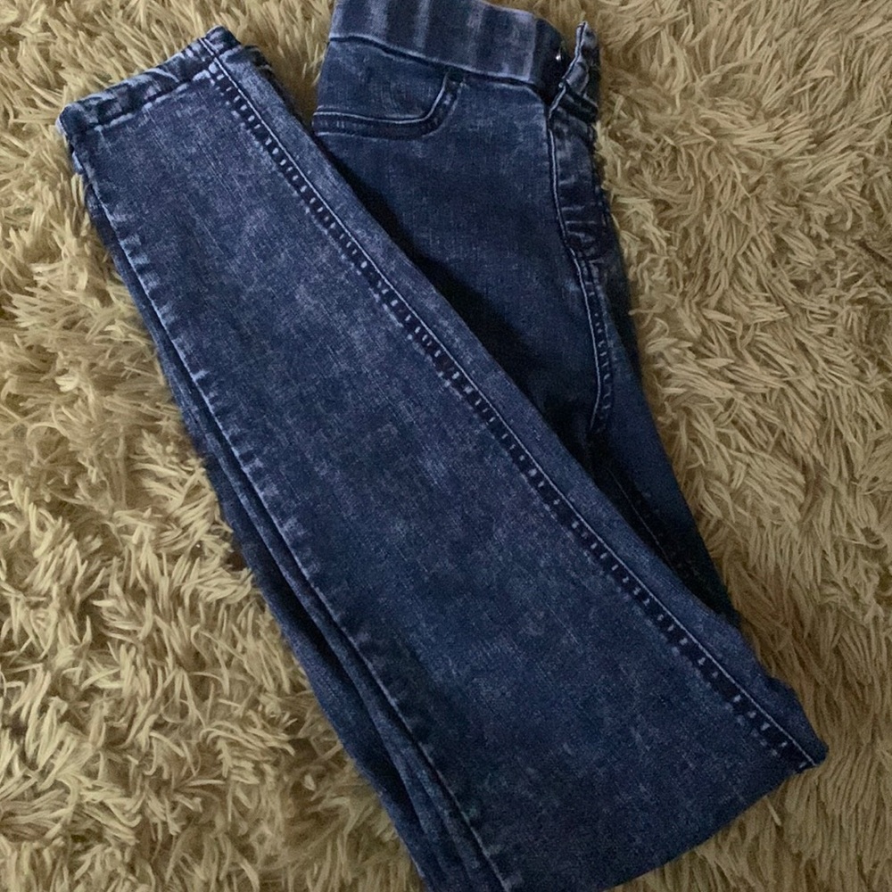 Blue high waist jeans. Size small. Would recommend for teens.